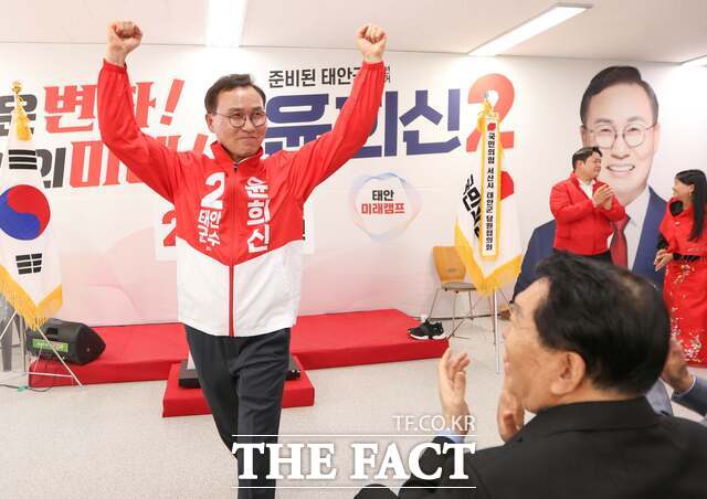 윤희신 국민의힘 태안군수 후보가 5일 선거사무소 개소식에서 지지자들 앞에서 승리를 약속하며 두팔을 치켜세우고 있다. /윤희신 후보 선거사무소