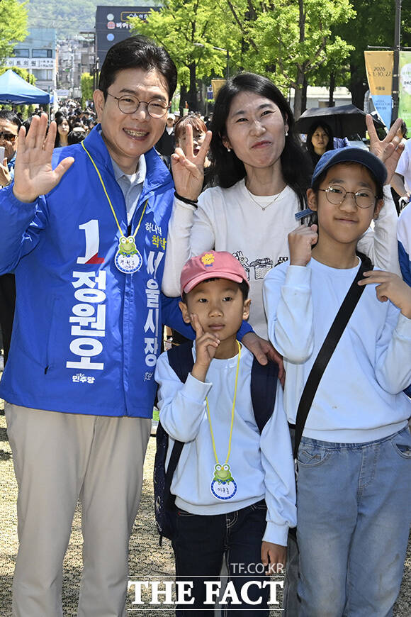정원오 후보가 시민들과 인사를 하고 있다.