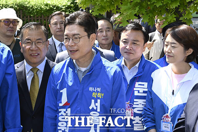 정원오 후보가 시민들과 인사를 하고 있다.