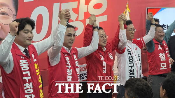 이장우 대전시장 후보가 5일 자신의 선거사무소 개소식에서 대전 지역 구청장 후보들과 함께 기념 촬영을 하고 있다. /정예준 기자