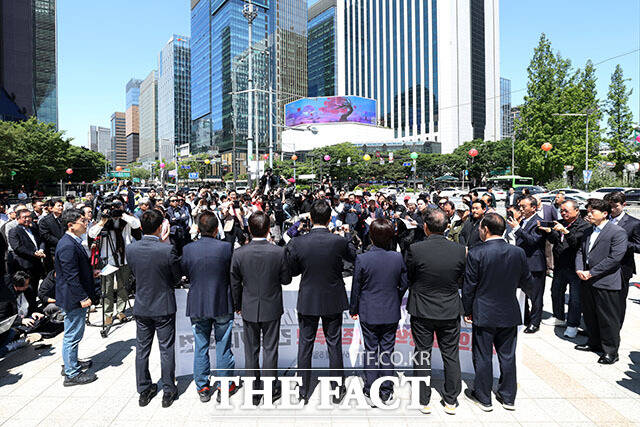 오세훈 국민의힘 서울시장 후보가 서울 종로구 보신각 앞에서 열린 이재명 사법쿠테타 저지를 위한 국민의힘 광역단체장 후보 긴급 기자회견에서 구호를 외치고 있다.