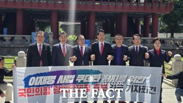 충청권 광역협의체 단체장들과 6·3 지방선거 국민의힘 소속 광역단체장 후보들이 5일 서울 보신각 광장에서 기자회견을 열고 있다. /최민호 캠프