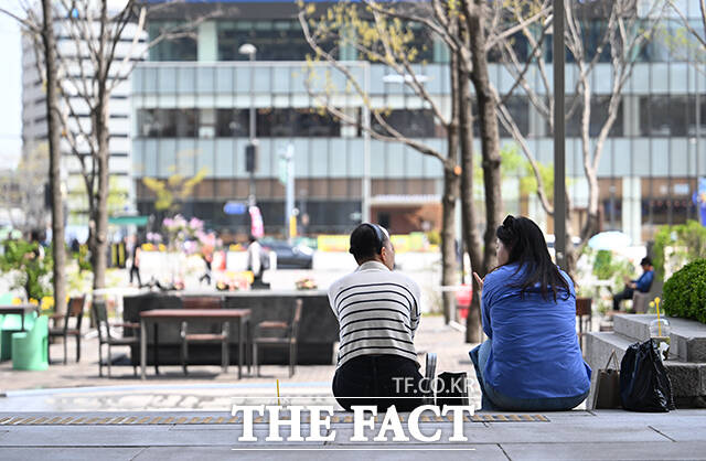 수요일인 6일 전국이 맑은 하늘을 보이며 포근한 날씨가 이어질 전망이다. 다만 낮과 밤의 기온차가 큰 탓에 건강관리에 유의해야 한다. /박헌우 기자