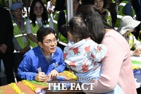  미아 방지 이름표 적는 정원오 [포토]