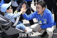 어린이대공원 찾은 정원오, 어린이와 '하이 파이브' [TF사진관]