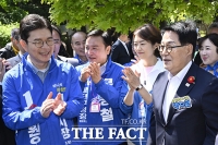  박지원 의원 환영하는 정원오 후보 [포토]