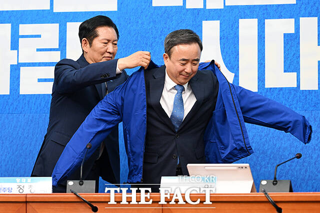 기념촬영하는 임문영 국가인공지능전략위원회 상근부위원장과 정청래 더불어민주당 대표, 박지원 최고위원(왼쪽부터).