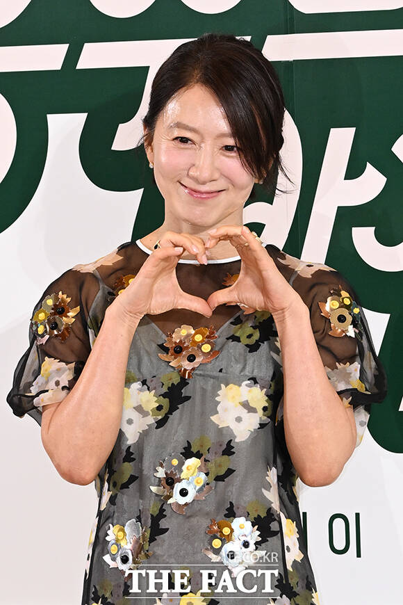 김란주 작가와 배우 이기택, 차승원, 김희애, 김선호, 박근형 PD(왼쪽부터)가 6일 오전 서울 중구 커뮤니티하우스 마실에서 열린 쿠팡플레이 예능 '봉주르빵집' 제작발표회에 참석해 포즈를 취하고 있다. /김성렬 기자