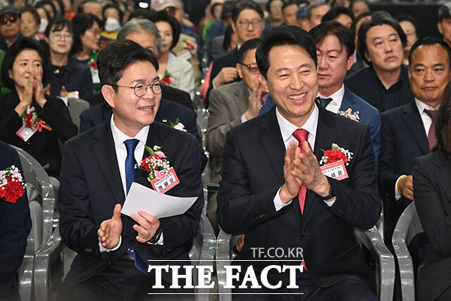고광선 서울시연합회장과 악수하는 정원오, 오세훈 서울시장 후보.