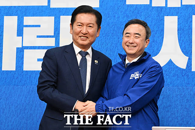 기념촬영하는 임문영 국가인공지능전략위원회 상근부위원장과 정청래 더불어민주당 대표, 박지원 최고위원(왼쪽부터).