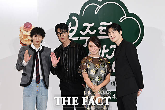 배우 이기택 차승원 김희애 김선호(왼쪽부터)가 6일 오전 서울 중구 커뮤니티하우스 마실에서 진행된 쿠팡플레이 새 예능프로그램 '봉주르빵집' 제작발표회에 참석해 다양한 이야기를 나눴다. /김성렬 기자