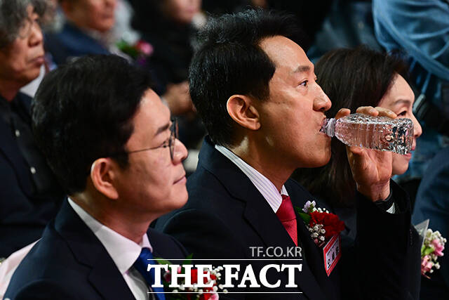 고광선 서울시연합회장과 악수하는 정원오, 오세훈 서울시장 후보.