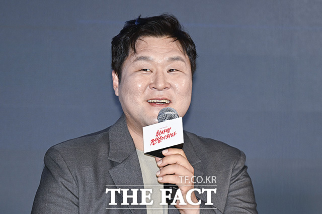 윤경호가 취재진의 질의에 답하고 있다.