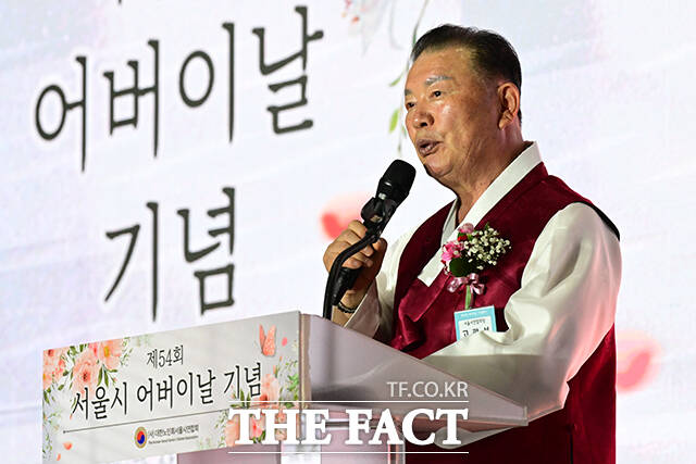 고광선 서울시연합회장과 악수하는 정원오, 오세훈 서울시장 후보.