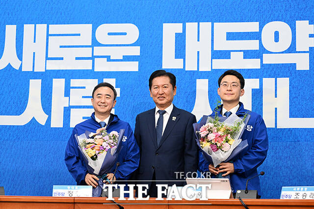 기념촬영하는 임문영 국가인공지능전략위원회 상근부위원장과 정청래 더불어민주당 대표, 박지원 최고위원(왼쪽부터).