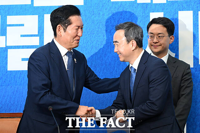 기념촬영하는 임문영 국가인공지능전략위원회 상근부위원장과 정청래 더불어민주당 대표, 박지원 최고위원(왼쪽부터).