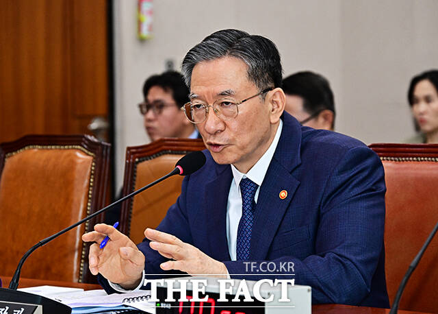 정성호 법무부 장관이 6일 오전 서울 여의도 국회에서 열린 법제사법위원회 전체회의에 출석해 밝은 표정으로 윤상현 국민의힘 의원과 인사를 하고 있다. /국회=배정한 기자