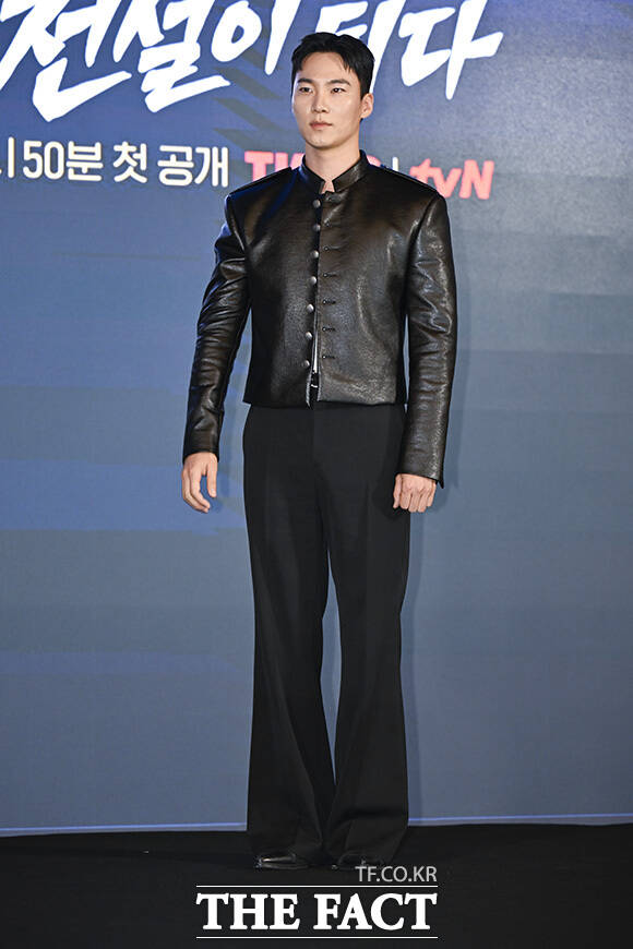 박지훈과 윤경호, 한동희, 조남형 감독, 이홍내, 이상이(왼쪽부터)가 포즈를 취하고 있다.