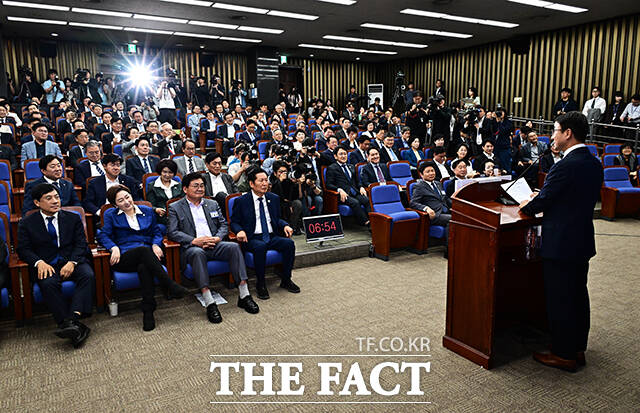 한병도 더불어민주당 의원이 6일 오후 서울 여의도 국회에서 열린 제22대 국회 더불어민주당 원내대표 선출을 위한 의원총회에 참석해 정견발표를 하고 있다. /국회=배정한 기자