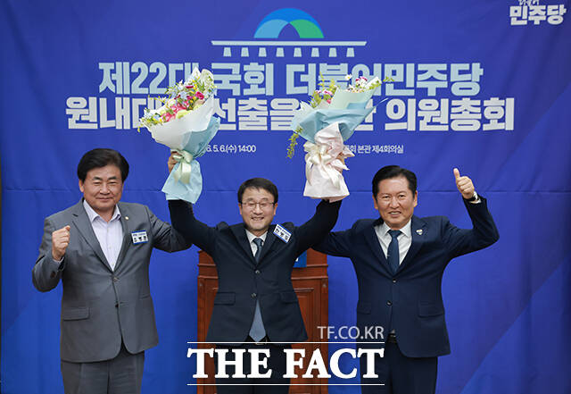 한병도 더불어민주당 전 원내대표(가운데)가 6일 오후 서울 여의도 국회에서 열린 제22대 국회 더불어민주당 원내대표 선출을 위한 의원총회에 참석해 당선을 확정지은 뒤 정청래 대표(오른쪽)에게 꽃다발을 선물받고 있다. /국회=배정한 기자