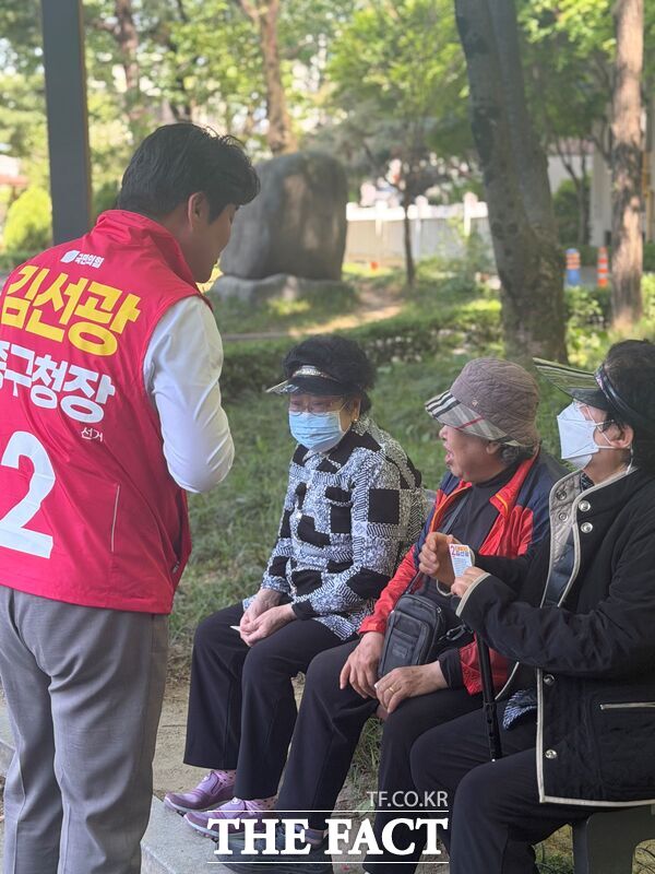 김선광 국민의힘 대전시 중구청장 후보가 6일 어버이날을 앞두고 지역 어르신들을 찾아 인사를 나누고 있다. /김선광 후보