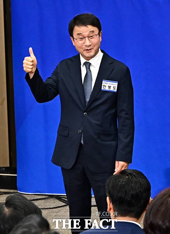 한병도 더불어민주당 의원이 6일 오후 서울 여의도 국회에서 열린 제22대 국회 더불어민주당 원내대표 선출을 위한 의원총회에 참석해 정견발표를 하고 있다. /국회=배정한 기자