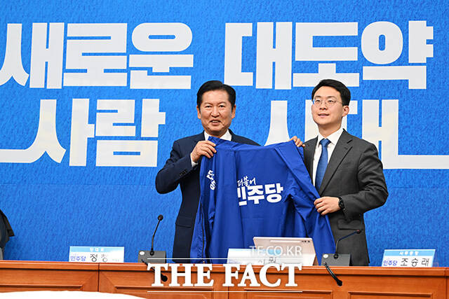 기념촬영하는 임문영 국가인공지능전략위원회 상근부위원장과 정청래 더불어민주당 대표, 박지원 최고위원(왼쪽부터).