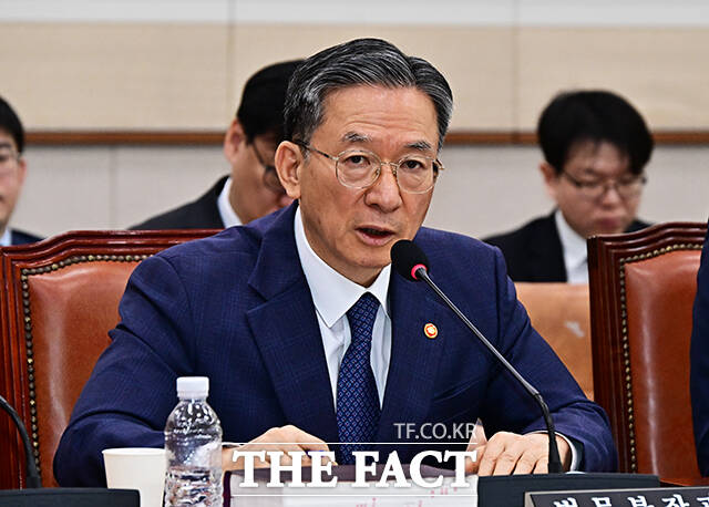정성호 법무부 장관이 6일 오전 서울 여의도 국회에서 열린 법제사법위원회 전체회의에 출석해 밝은 표정으로 윤상현 국민의힘 의원과 인사를 하고 있다. /국회=배정한 기자