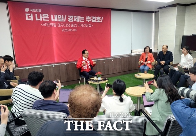 추경호 국민의힘 대구시장 후보가 6일 국민의힘 대구시당에서 열린 미디어데이 행사에서 기자들과 일문일답을 하고 있다. /박병선 기자