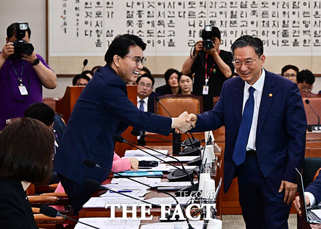 정성호 법무부 장관이 6일 오전 서울 여의도 국회에서 열린 법제사법위원회 전체회의에 출석해 밝은 표정으로 윤상현 국민의힘 의원과 인사를 하고 있다. /국회=배정한 기자