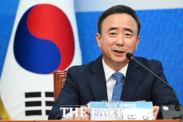 기념촬영하는 임문영 국가인공지능전략위원회 상근부위원장과 정청래 더불어민주당 대표, 박지원 최고위원(왼쪽부터).