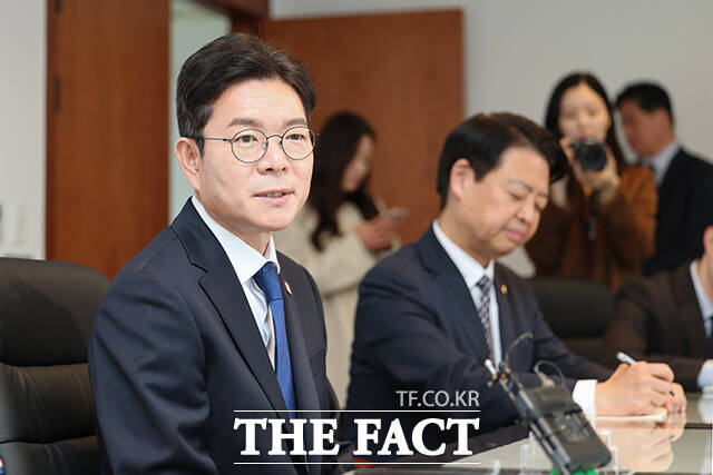 정원오 더불어민주당 서울시장 후보(오른쪽)가 6일 오전 서울 중구 천주교 서울대교구청에서 서울대교구장 정순택 대주교를 예방해 기념촬영을 하고 있다. /남윤호 기자
