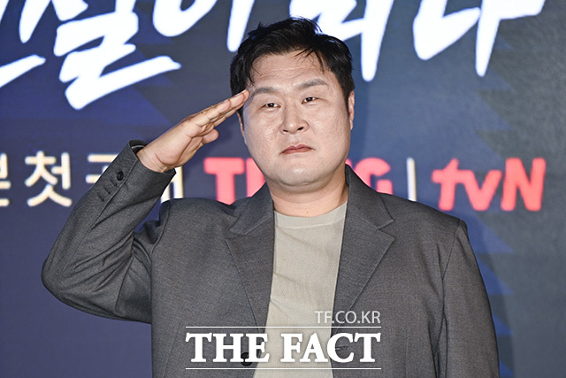 윤경호가 취재진의 질의에 답하고 있다.