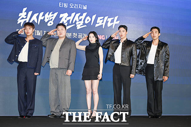 배우 박지훈과 윤경호, 한동희, 이홍내, 이상이(왼쪽부터)가 6일 오후 서울 광진구 풀만 앰배서더 서울 이스트폴 브로드웨이홀에서 열린 티빙 오리지널 '취사병 전설이 되다' 제작발표회에 참석해 포즈를 취하고 있다. /송호영 기자