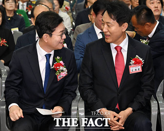 정원오 더불어민주당 서울시장 후보(왼쪽)와 오세훈 국민의힘 서울시장 후보가 6일 서울 중구 장충체육관에서 열린 제54회 서울시 어버이날 기념식에 참석해 대화하고 있다. /남윤호 기자