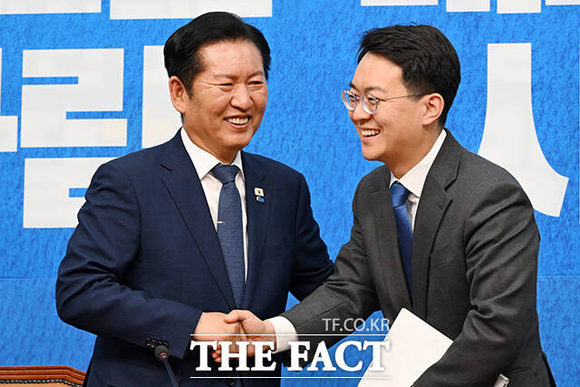 기념촬영하는 임문영 국가인공지능전략위원회 상근부위원장과 정청래 더불어민주당 대표, 박지원 최고위원(왼쪽부터).