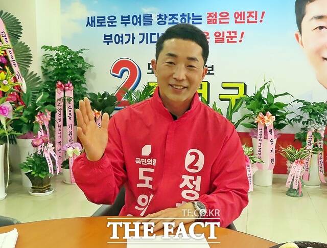 정헌구 충남도의원 예비후보가 6일 부여읍 선거사무소에서 <더팩트>와 인터뷰를 하고 있다. /김형중 기자