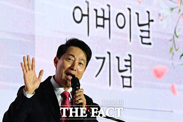 고광선 서울시연합회장과 악수하는 정원오, 오세훈 서울시장 후보.