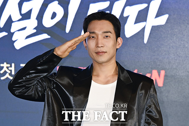 박지훈과 윤경호, 한동희, 조남형 감독, 이홍내, 이상이(왼쪽부터)가 포즈를 취하고 있다.