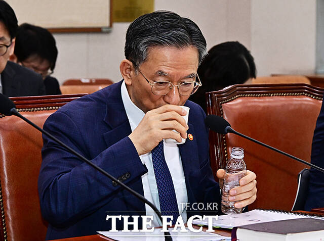 정성호 법무부 장관이 6일 오전 서울 여의도 국회에서 열린 법제사법위원회 전체회의에 출석해 밝은 표정으로 윤상현 국민의힘 의원과 인사를 하고 있다. /국회=배정한 기자