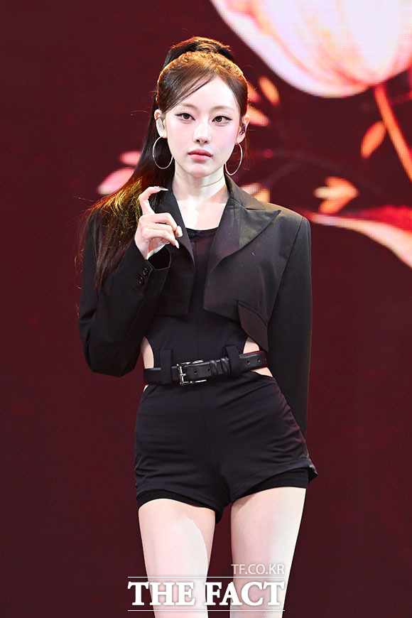 그룹 빌리(Billlie)의 시윤과 션, 츠키, 문수아, 하람, 수현, 하루나(왼쪽부터)가 6일 오후 서울 마포구 SBS프리즘타워 공개홀에서 열린 정규 1집 ‘the collective soul and unconscious: chapter two(더 콜렉티브 소울 앤 언컨시어스: 챕터 2)’ 발매 기념 미디어 쇼케이스에 참석해 포즈를 취하고 있다. /서예원 기자