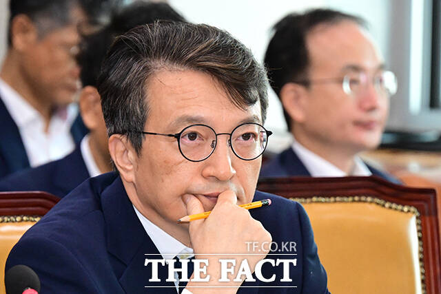 더불어민주당이 6·3 국회의원 재보궐선거 공천 결과를 발표하고, 충남 공주·부여·청양을 제외한 지역에 후보를 확정했다. 사진은 지난해 8월 19일 국회에서 열린 국토교통위원회 전체회의에 출석해 의원 질의를 듣고 있는 당시 김의겸 새만금개발청장. /남윤호 기자
