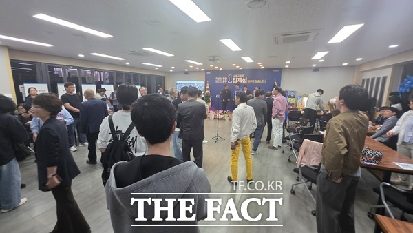 김제선 더불어민주당 대전시 중구청장 후보가 6일 선거사무소 개소식을 개최한 가운데 개소식 현장에 주민들과 지지자들이 몰려들고 있는 모습. /정예준 기자
