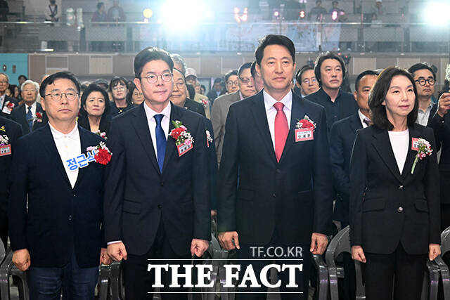 고광선 서울시연합회장과 악수하는 정원오, 오세훈 서울시장 후보.