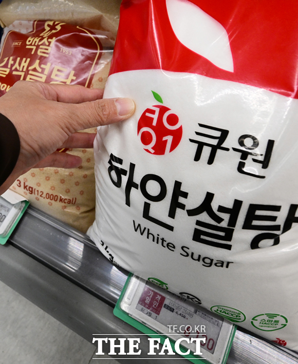 설탕과 밀가루 등 식품 소재를 주력 생산하는 삼양사가 지난해 수천억원대 순손실을 기록하며 적자로 돌아섰다. 재무 악화에도 배당 규모는 전년 수준을 유지해 총수 일가 수익 보전에 치중한다는 지적이 나온다. 사진은 삼양사 설탕 브랜드 큐원. /이새롬 기자
