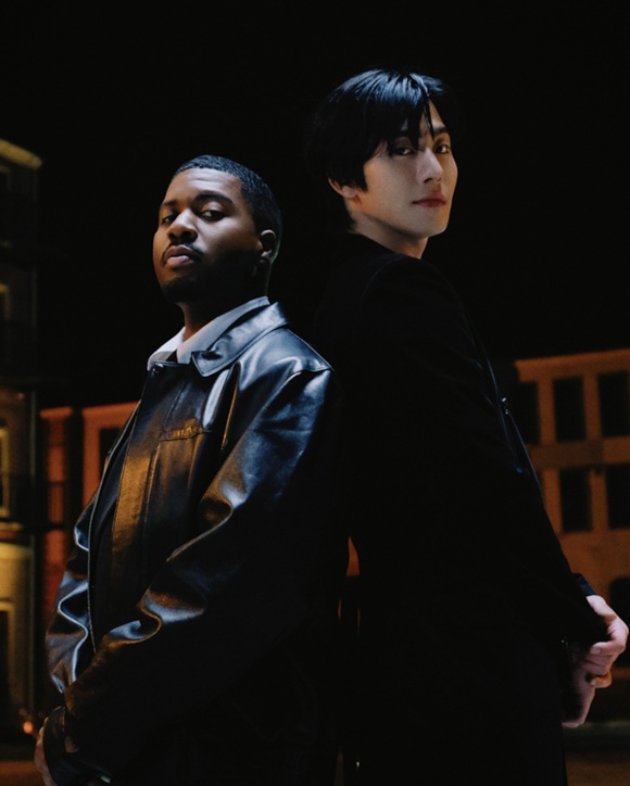 배우 안효섭(오른쪽)이 미국 R&B 싱어송라이터 칼리드와 손잡고 싱글 'Something Special'을 22일 발매한다./뮤직카우