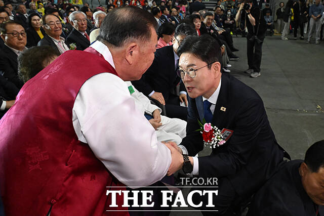 고광선 서울시연합회장과 악수하는 정원오, 오세훈 서울시장 후보.