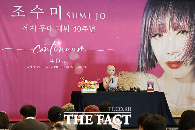 이성수 SM엔터테이먼트 CAO(왼쪽)와 소프라노 조수미가 SM Classics 전속 레코딩 계약을 체결하고 기념촬영을 하고 있다.
