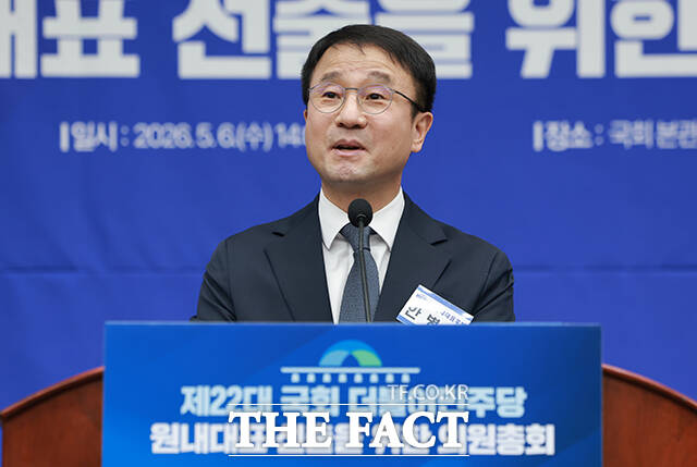 한병도 더불어민주당 전 원내대표(가운데)가 6일 오후 서울 여의도 국회에서 열린 제22대 국회 더불어민주당 원내대표 선출을 위한 의원총회에 참석해 당선을 확정지은 뒤 정청래 대표(오른쪽)에게 꽃다발을 선물받고 있다. /국회=배정한 기자