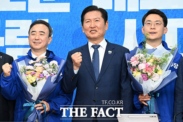 기념촬영하는 임문영 국가인공지능전략위원회 상근부위원장과 정청래 더불어민주당 대표, 박지원 최고위원(왼쪽부터).